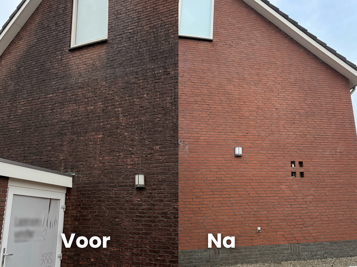 Bakstenen gevel voor en na professionele gevelreiniging: links donkere aanslag, rechts schoon en fris rood metselwerk